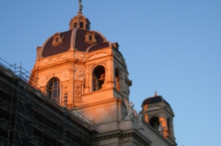Das Dach des NHM in der Abendsonne